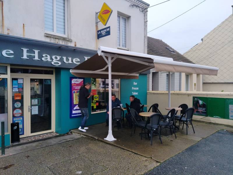 Pose d'un store double pente pour une terrasse d'un tabac presse à Cherbourg en Cotentin 50