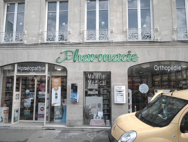 Fabrication et installation d'une enseigne lumineuse pour une pharmacie à 