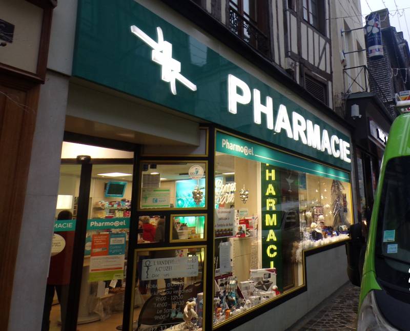 Conception et pose d'enseigne et croix de pharmacie led à Pont Audemer dans l'Eure